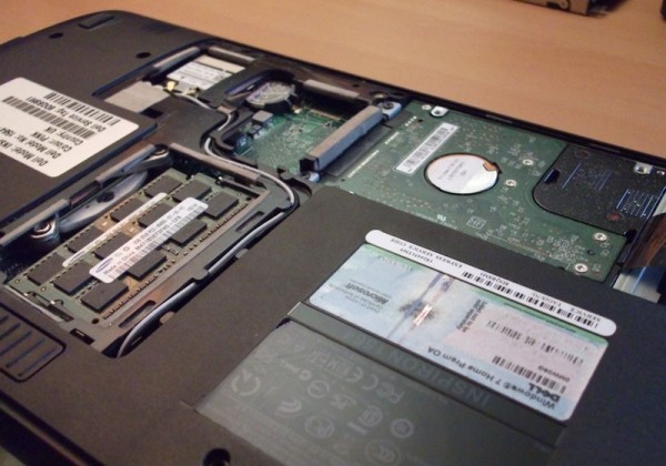 Removing the cover shows the harddrive and RAM